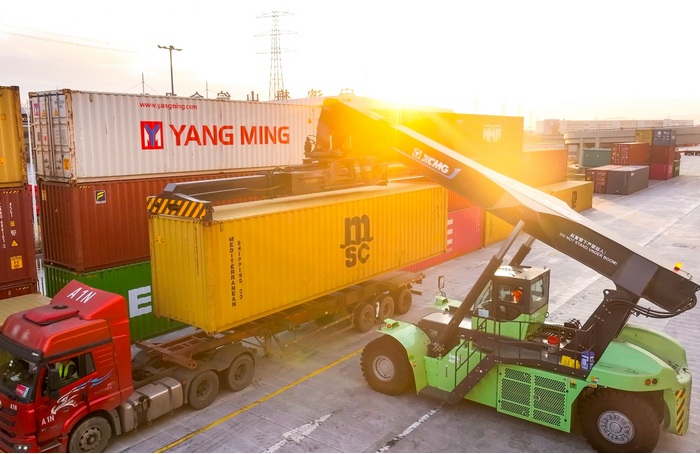 The world's largest port uses XCMG's main equipment!